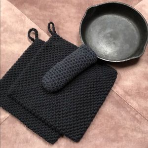 2 Potholders + 1 cast iron pan handle holder 🍳